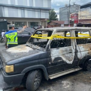 Mobil Kijang Terbakar di Jalan Yos Sudarso, Lubuklinggau
