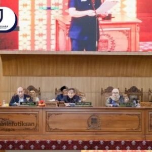 Wali Kota Lubuk Linggau Mendengarkan Pandangan Umum Fraksi Dewan Terhadap 6 Raperda