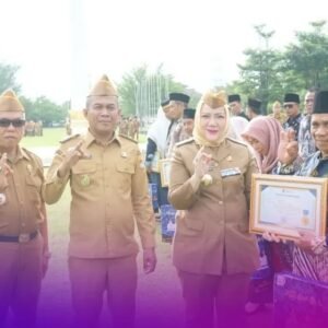 Apel Pagi, Bupati Berikan Piagam Penghargaan Bagi ASN Purna Tugas